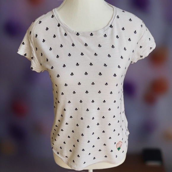 Elegant Black Patterned Women's Tee with Flower 🌺 Decal - Picture 2 of 10